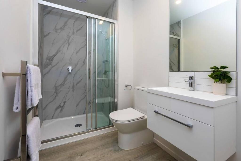 2 Bedrooms Apprtmt Plus Underground Parking In Cbd Christchurch Extérieur photo